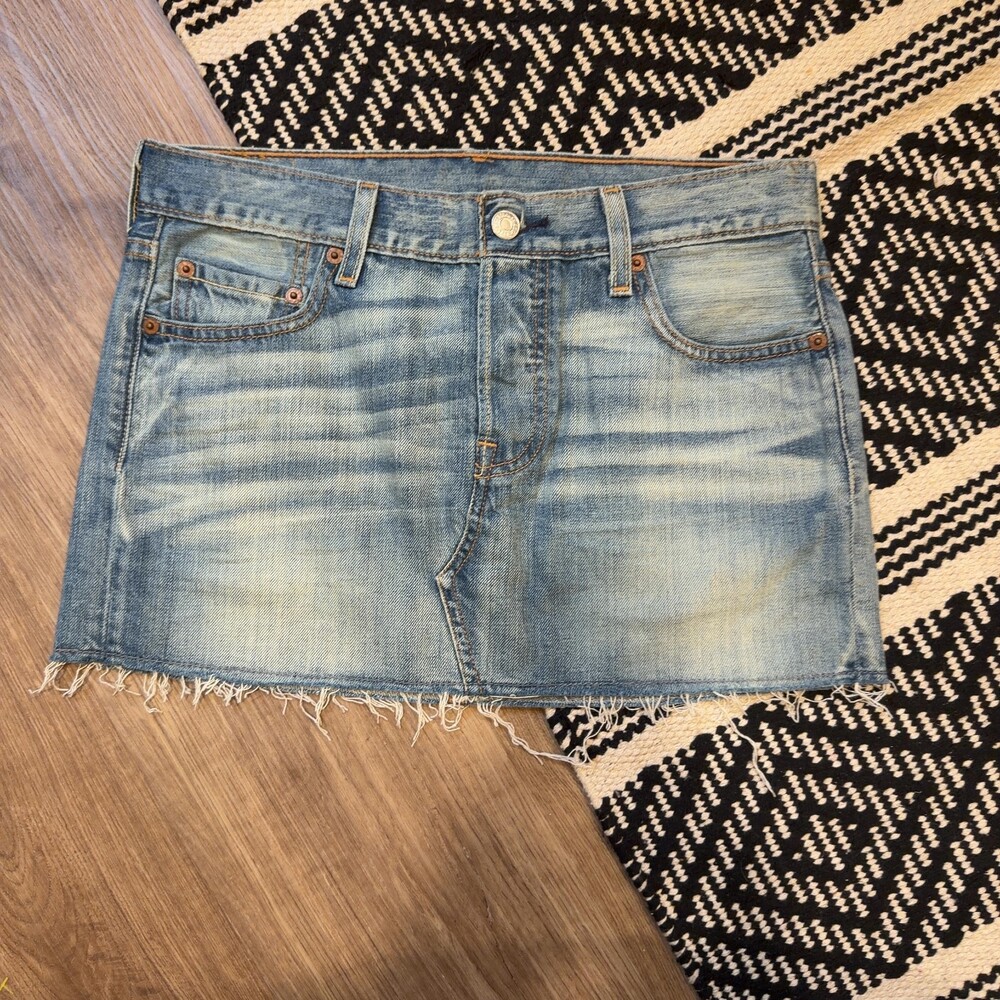 Levi's 501‎ Denim Mini Skirt Light Wash Raw Hem Button Fly Women's Size 25